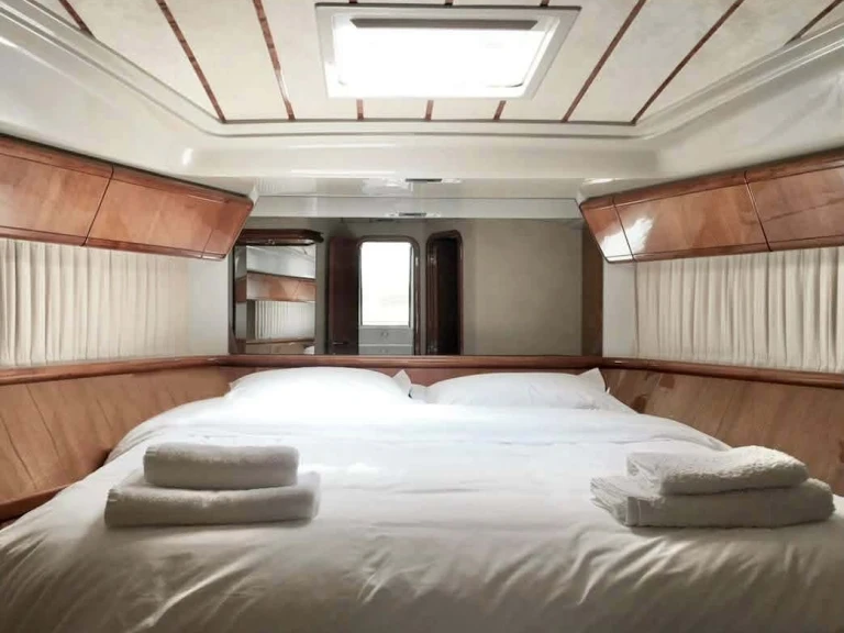 Noleggio Yacht di lusso Ferretti con patente nautica