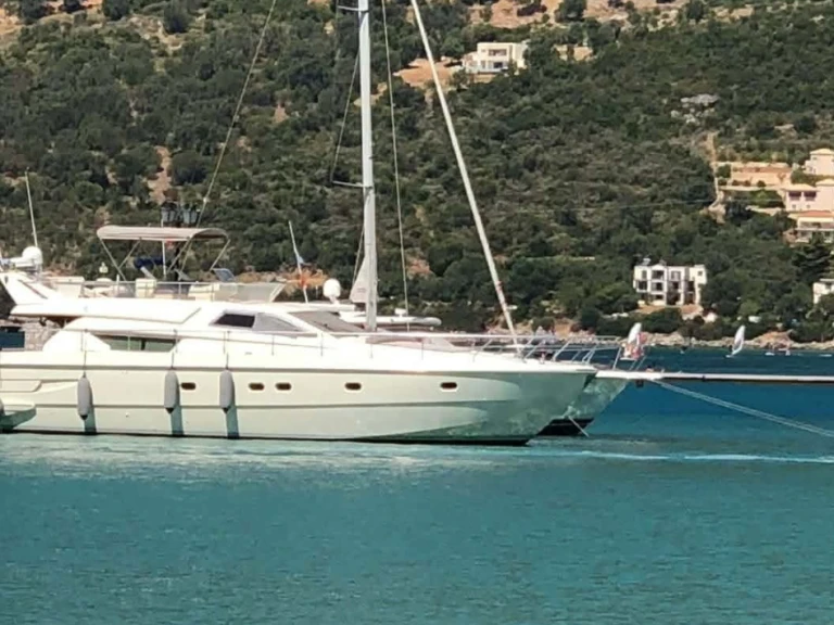Noleggio Yacht di lusso Ferretti con patente nautica