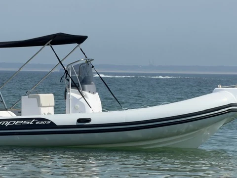 Noleggiare una Capelli Tempest 630 a Mandelieu-la-Napoule