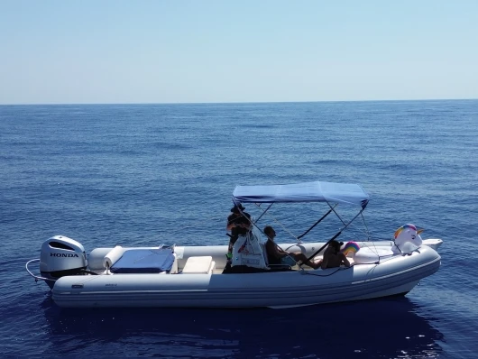 Noleggio Gommone Joker Boat con patente nautica