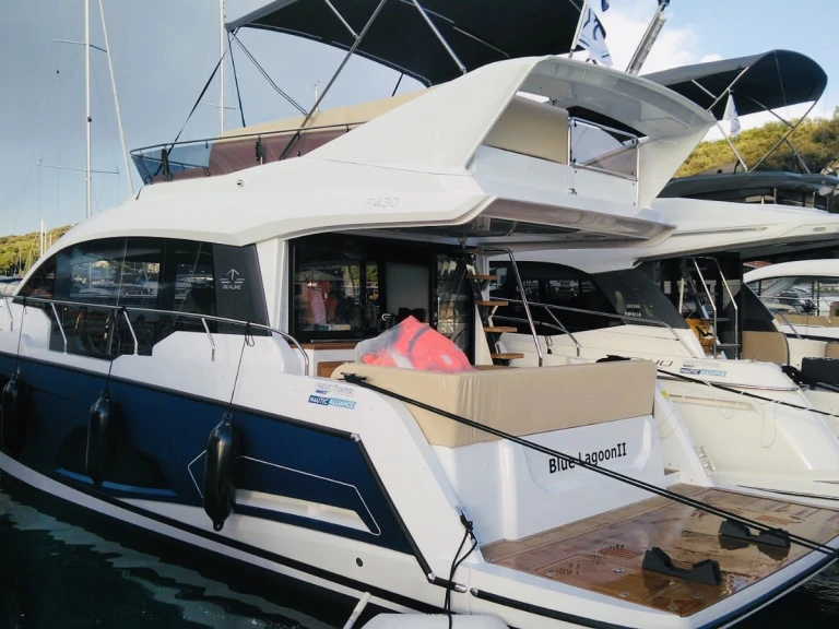 Noleggio Yacht di lusso con o senza skipper Sealine a Pola
