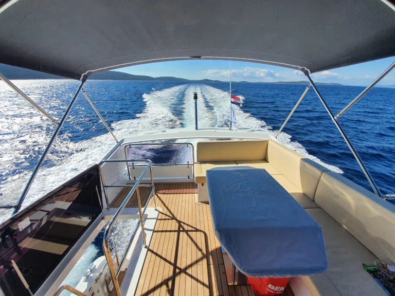 Noleggio Yacht di lusso Sealine con patente nautica