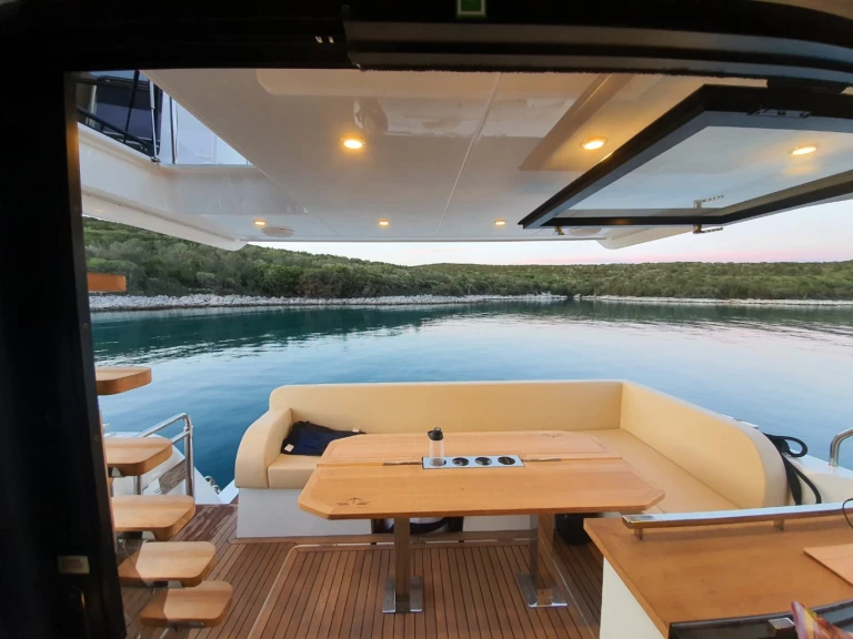 Noleggio Yacht di lusso Sealine con patente nautica