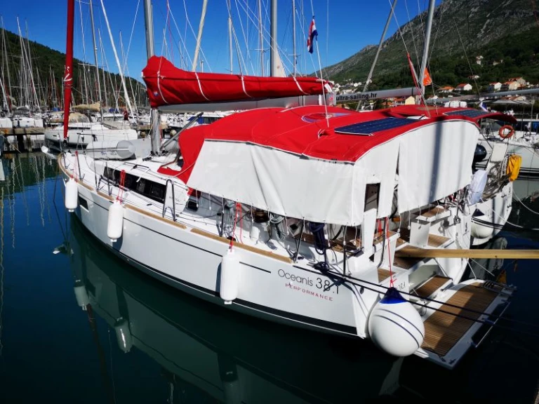 Noleggiare una Bénéteau Oceanis 38.1 a Komolac