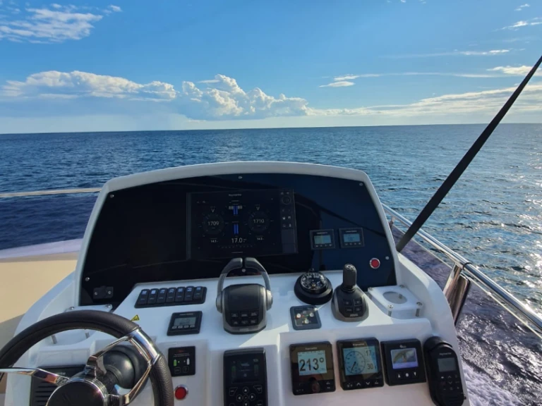 Noleggio Yacht di lusso Sealine con patente nautica