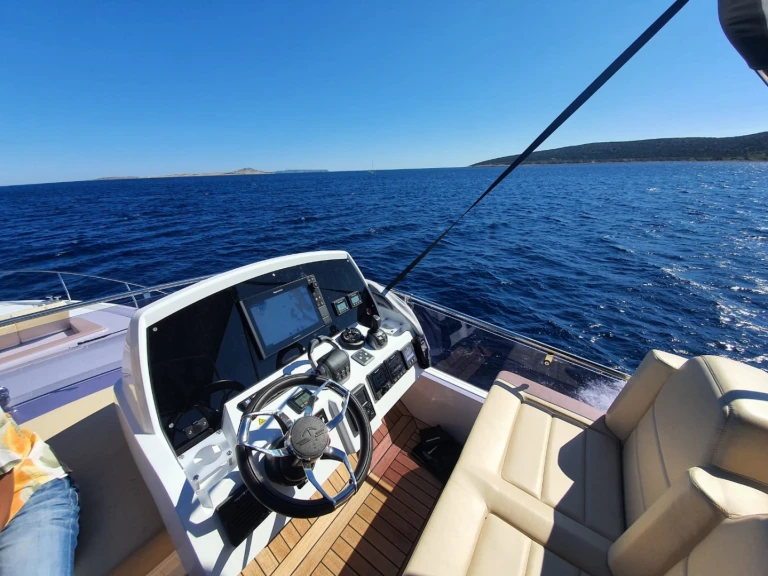 Yacht di lusso a noleggio a Pola al miglior prezzo