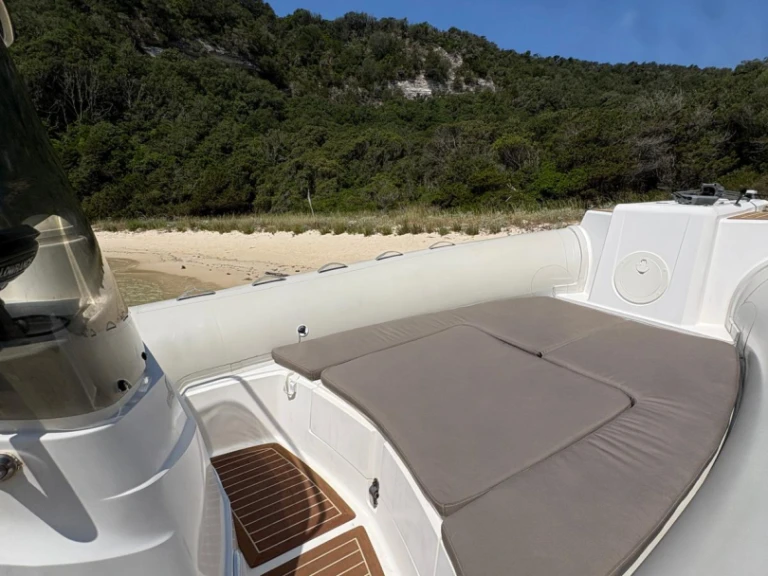 Noleggiare una Capelli Tempest 770 a Bonifacio