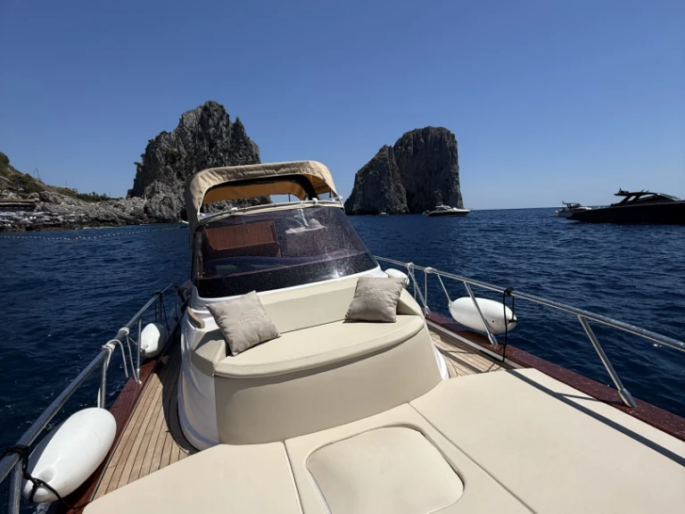 Noleggio Barca a motore con o senza skipper Mimi a Capri