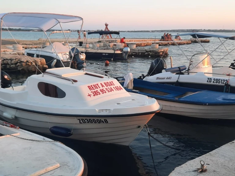 Noleggio Barca a motore con o senza skipper Adria 500m sport a Verchè