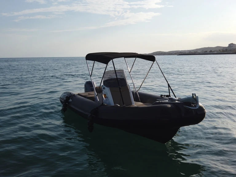 Noleggiare una Maestrale Fun 650 a Port de Sitges Aiguadolç