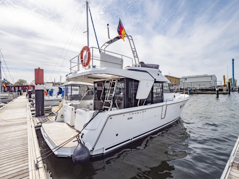 Noleggio Houseboat Bénéteau con patente nautica
