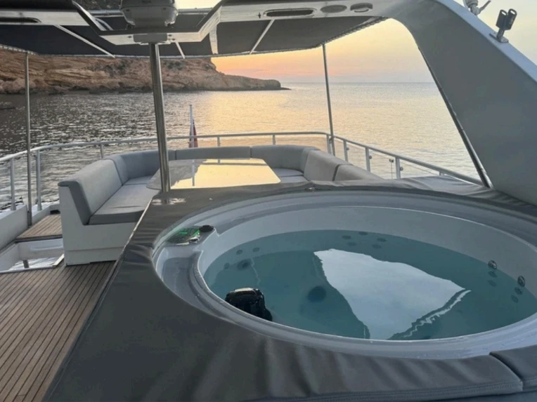 Yacht di lusso a noleggio a Torrevieja al miglior prezzo