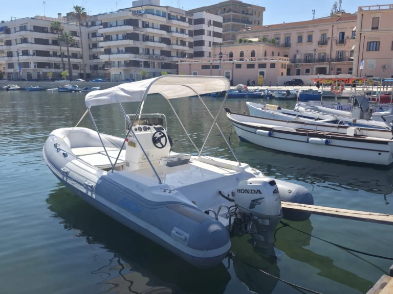 Noleggio Gommone a Siracusa – Sacs Sacs S 565
