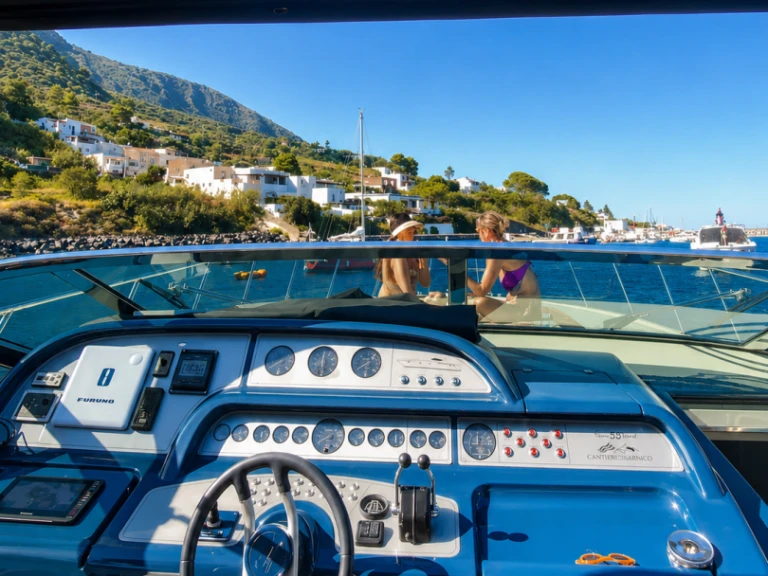 Noleggio Yacht di lusso Cantieri-Di-Sarnico con patente nautica