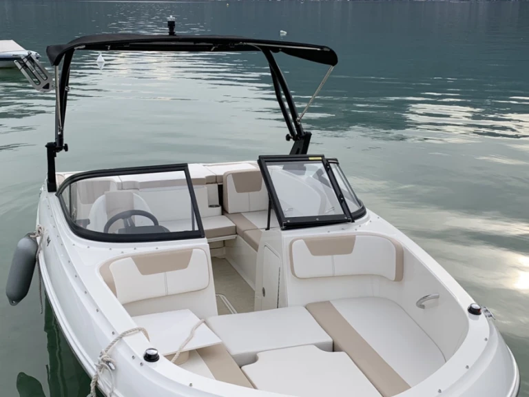 Bayliner VR4 da affittare a  Annecy
