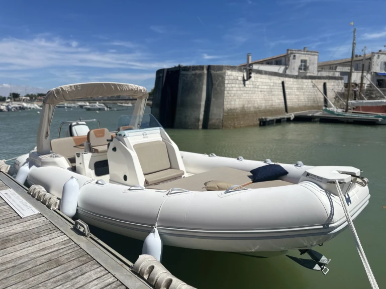 Noleggio barche Zodiac Medline 7.5 a La Flotte su Samboat