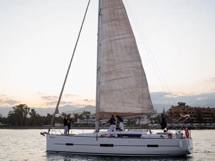 Barca a vela a noleggio a Puerto Banús al miglior prezzo