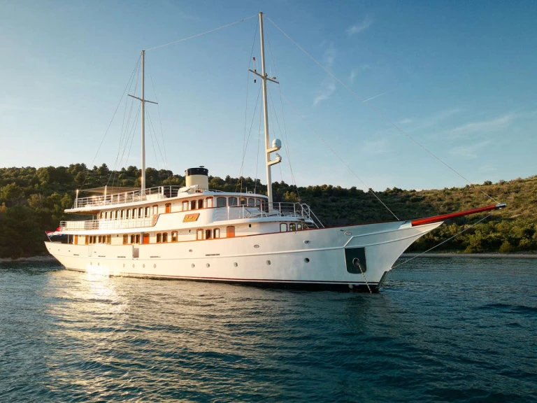 Noleggio Yacht di lusso Custom con patente nautica