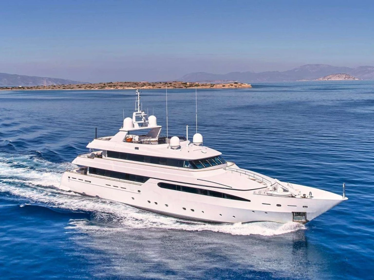 Noleggio Yacht di lusso Intermarine Savannah con patente nautica