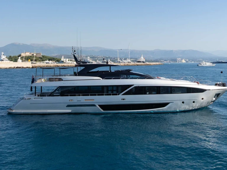 Noleggio Yacht di lusso Riva con patente nautica