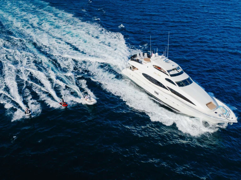 Noleggio Yacht di lusso Lazzara con patente nautica