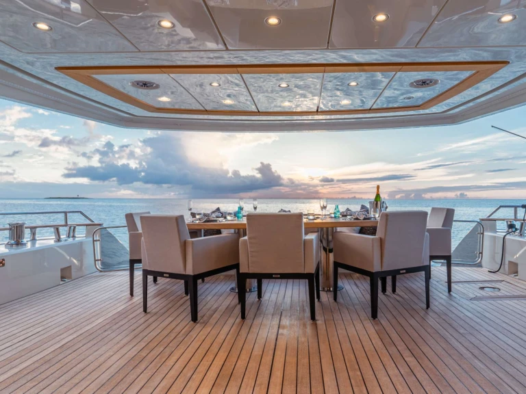 Noleggiare una MonteCarloYachts CIELO NERO a Bahamas