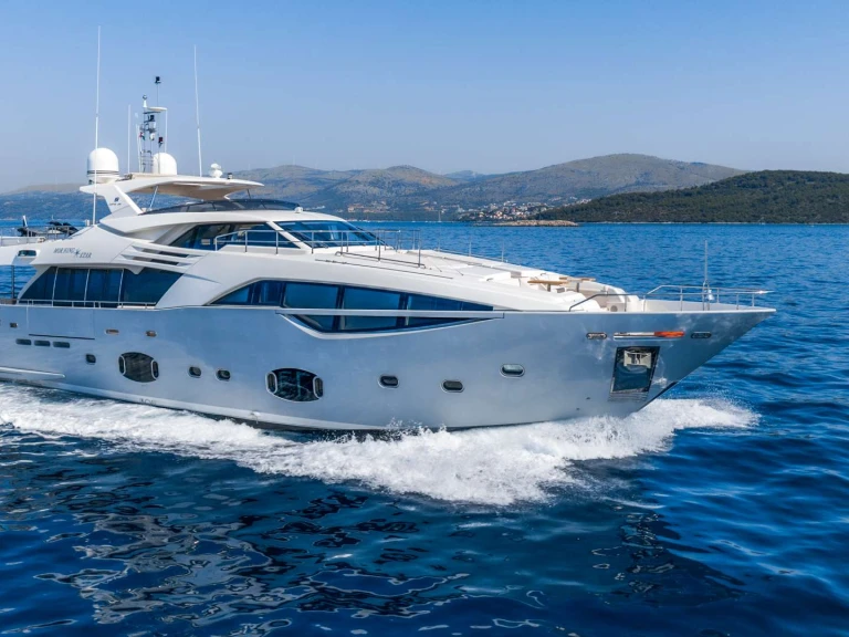Noleggio Yacht di lusso Ferretti con patente nautica
