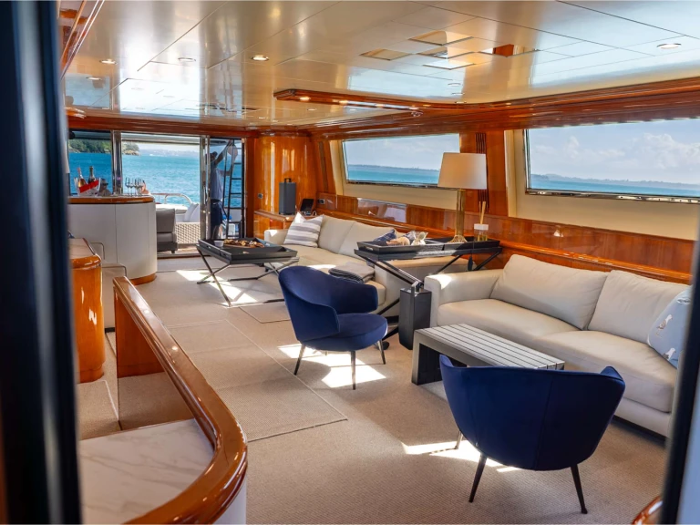 Noleggio Yacht di lusso Falcon con patente nautica