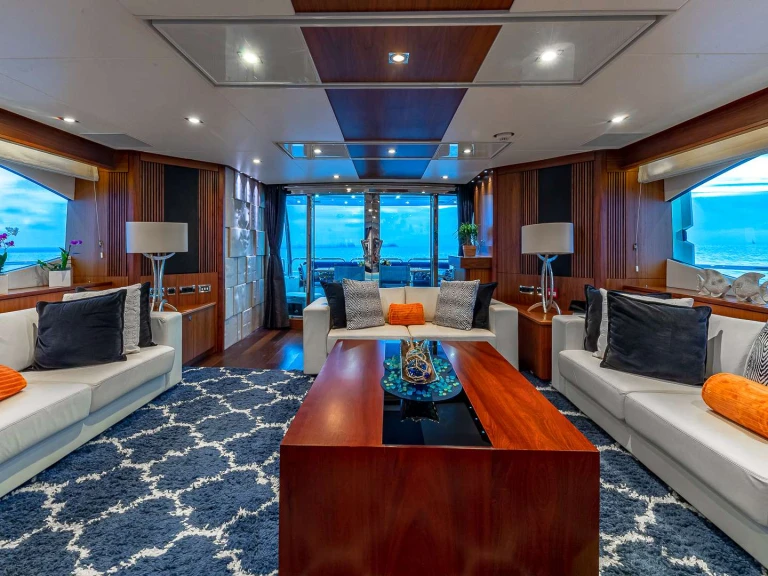 Noleggio Yacht di lusso Sunseeker con patente nautica