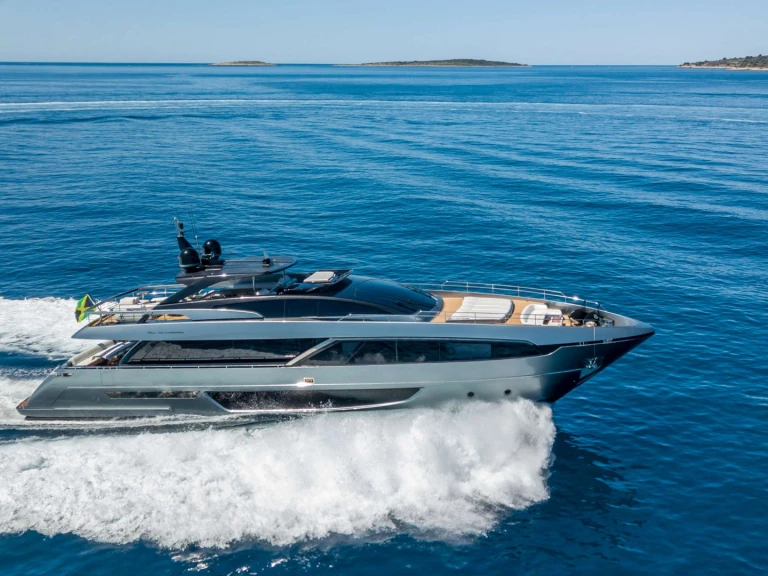 Noleggio Yacht di lusso Riva con patente nautica