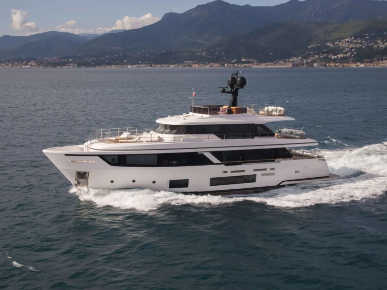 Noleggiare una Custom Line RARE GEM  a Nizza
