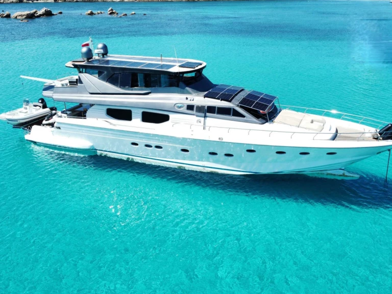 Noleggio Yacht di lusso con o senza skipper Posillipo technema  a Cannigione