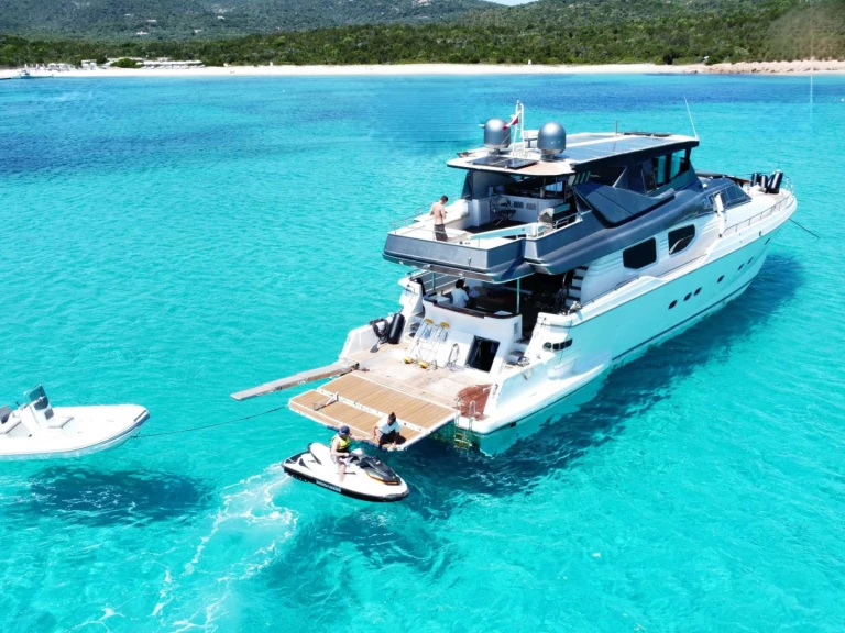 Yacht di lusso a noleggio a Cannigione al miglior prezzo