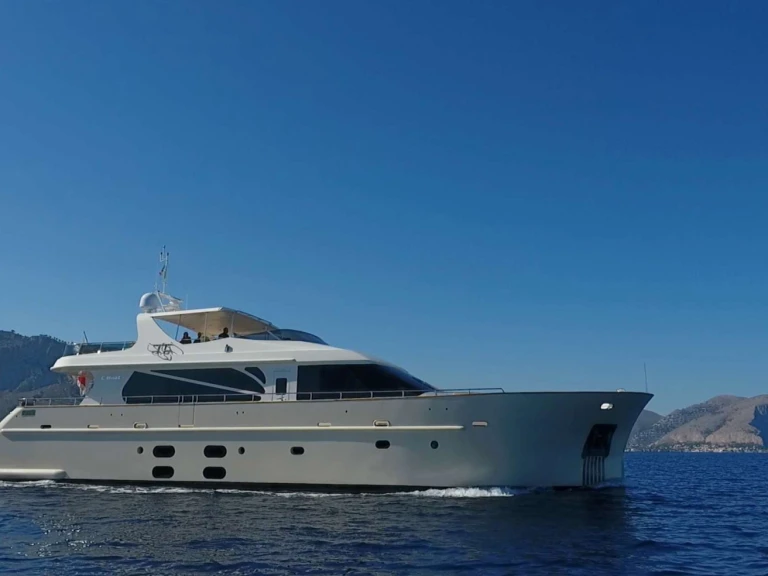 Noleggio Yacht di lusso Custom con patente nautica