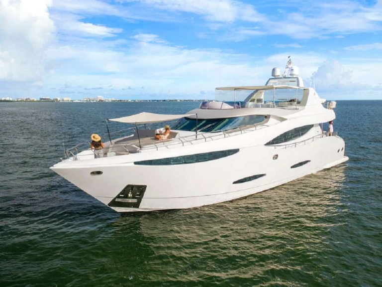 Noleggiare una Custom 90' Custom Build a Bahamas