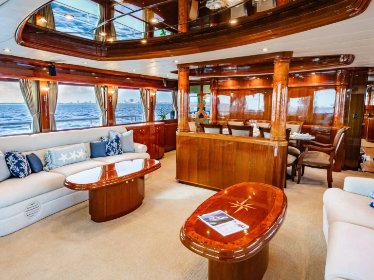 Noleggio Yacht di lusso Johnson con patente nautica