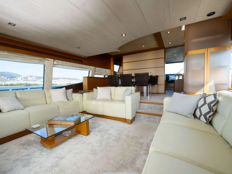 Noleggio Yacht di lusso Ferretti con patente nautica