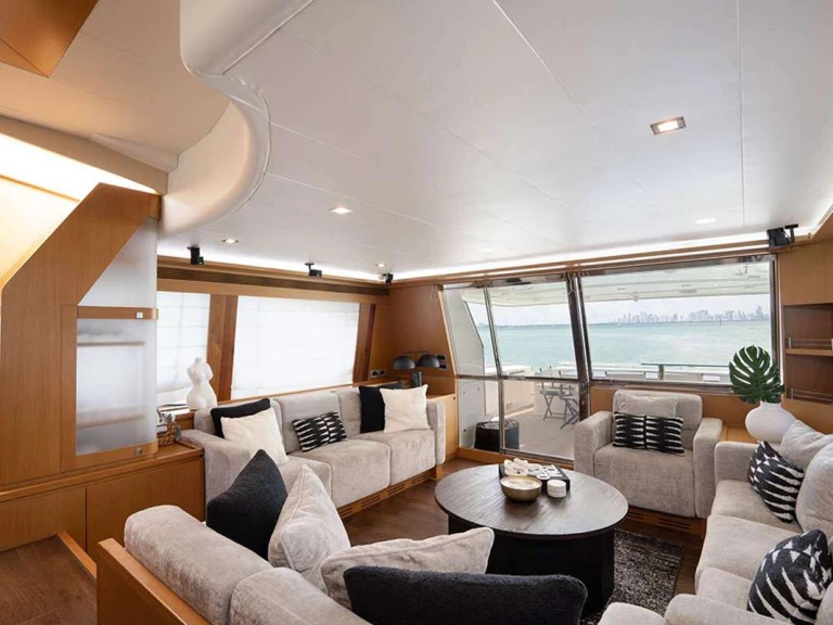 Noleggio Yacht di lusso Ferretti con patente nautica
