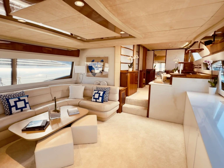 Noleggio Yacht di lusso Ferretti con patente nautica
