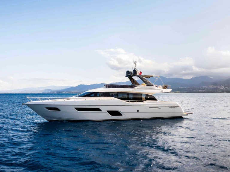Noleggio Yacht di lusso Ferretti con patente nautica