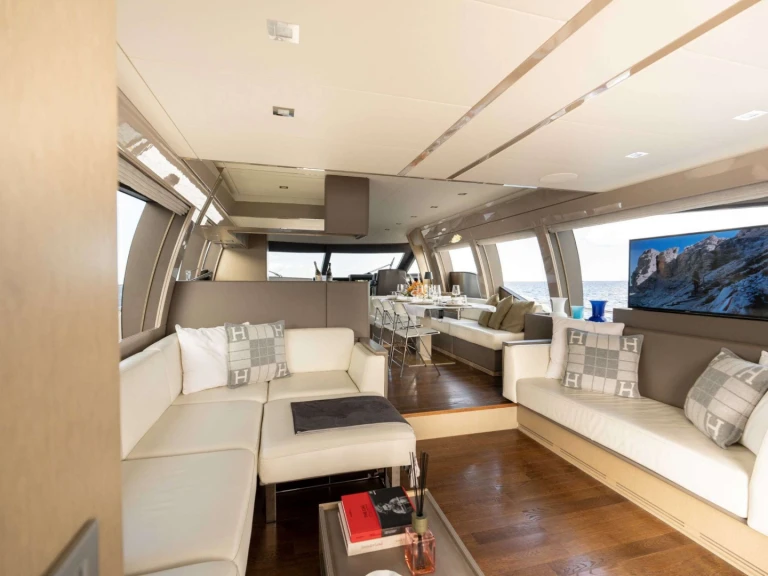 Yacht di lusso a noleggio a Napoli al miglior prezzo