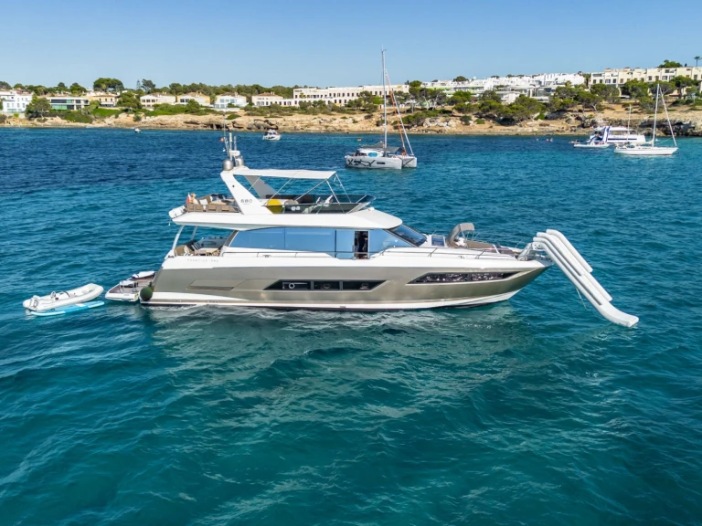 Noleggio Yacht di lusso Prestige Yachts con patente nautica