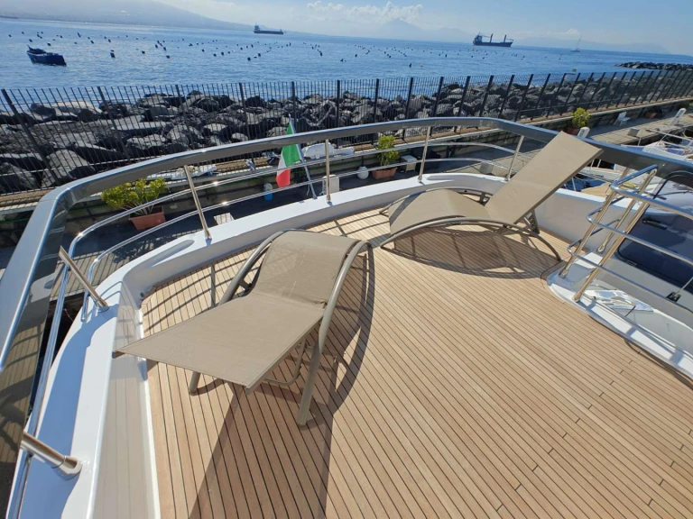 Noleggio Yacht di lusso a Napoli – Azimut ARAGREV 4
