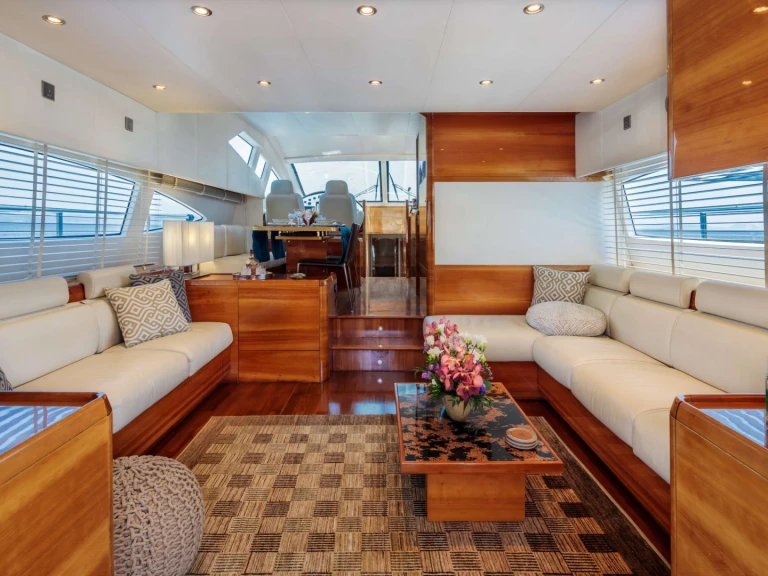 Noleggio Yacht di lusso Aicon con patente nautica