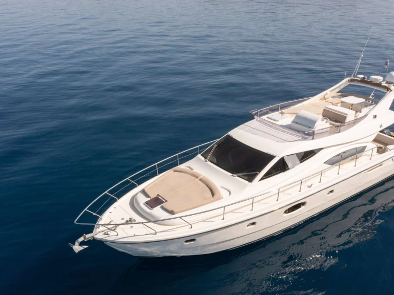 Noleggio Yacht di lusso Ferretti con patente nautica