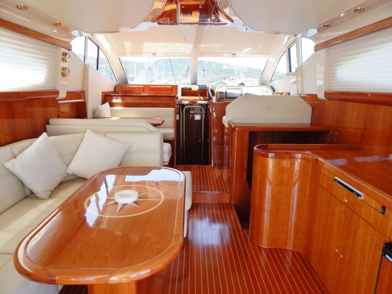 Yacht di lusso a noleggio a Cannigione al miglior prezzo