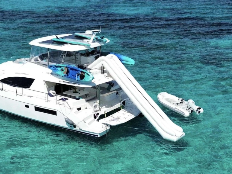 Noleggio Yacht di lusso Robertson and Caine con patente nautica