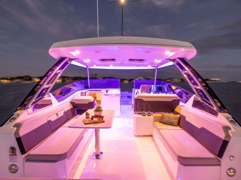 Yacht di lusso a noleggio a Port Fréjus al miglior prezzo