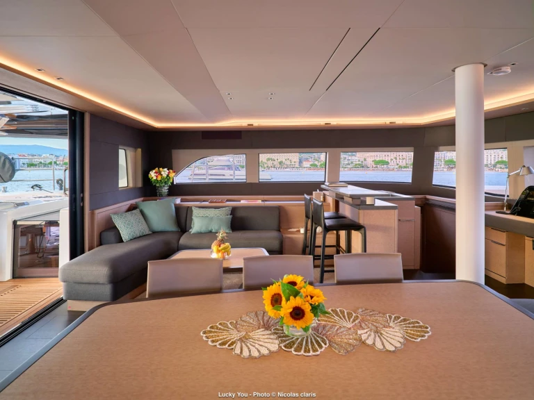 Noleggio Yacht di lusso a Napoli – Lagoon Lagoon Sixty5 2025
