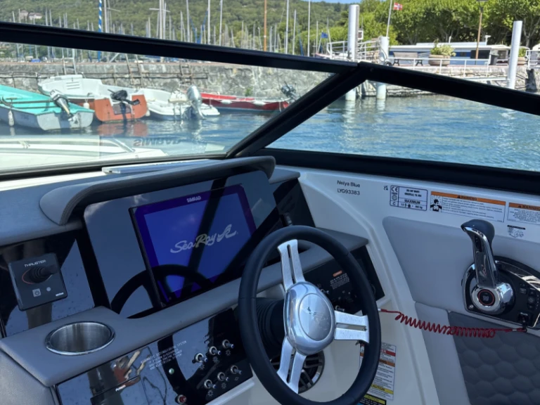 Noleggio Barca a motore Sea Ray con patente nautica